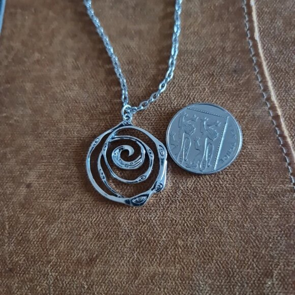 Hollow Spiral Round Pendant Necklace Silver Costume Jewellery - Picture 2 of 4
